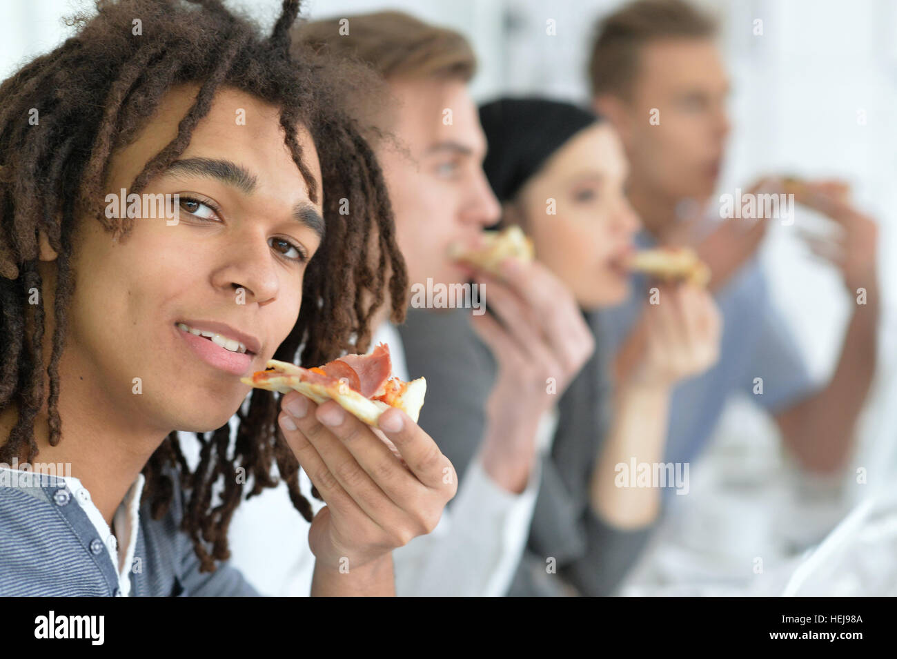 Persone mangiare la pizza Foto Stock