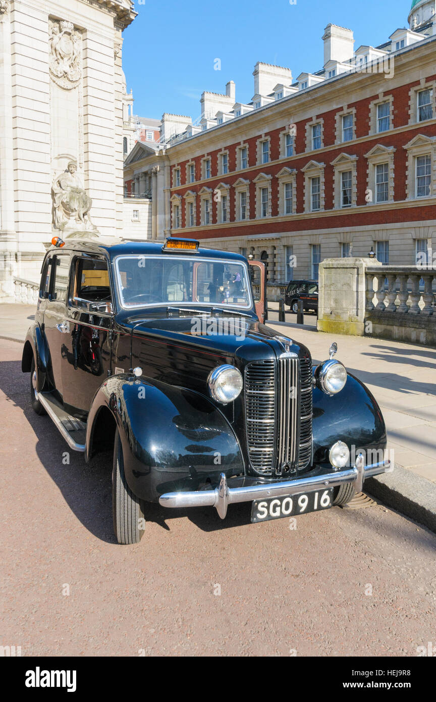 1955 Austin FX3 London taxi vicino Admiralty Arch, London, England, Regno Unito Foto Stock