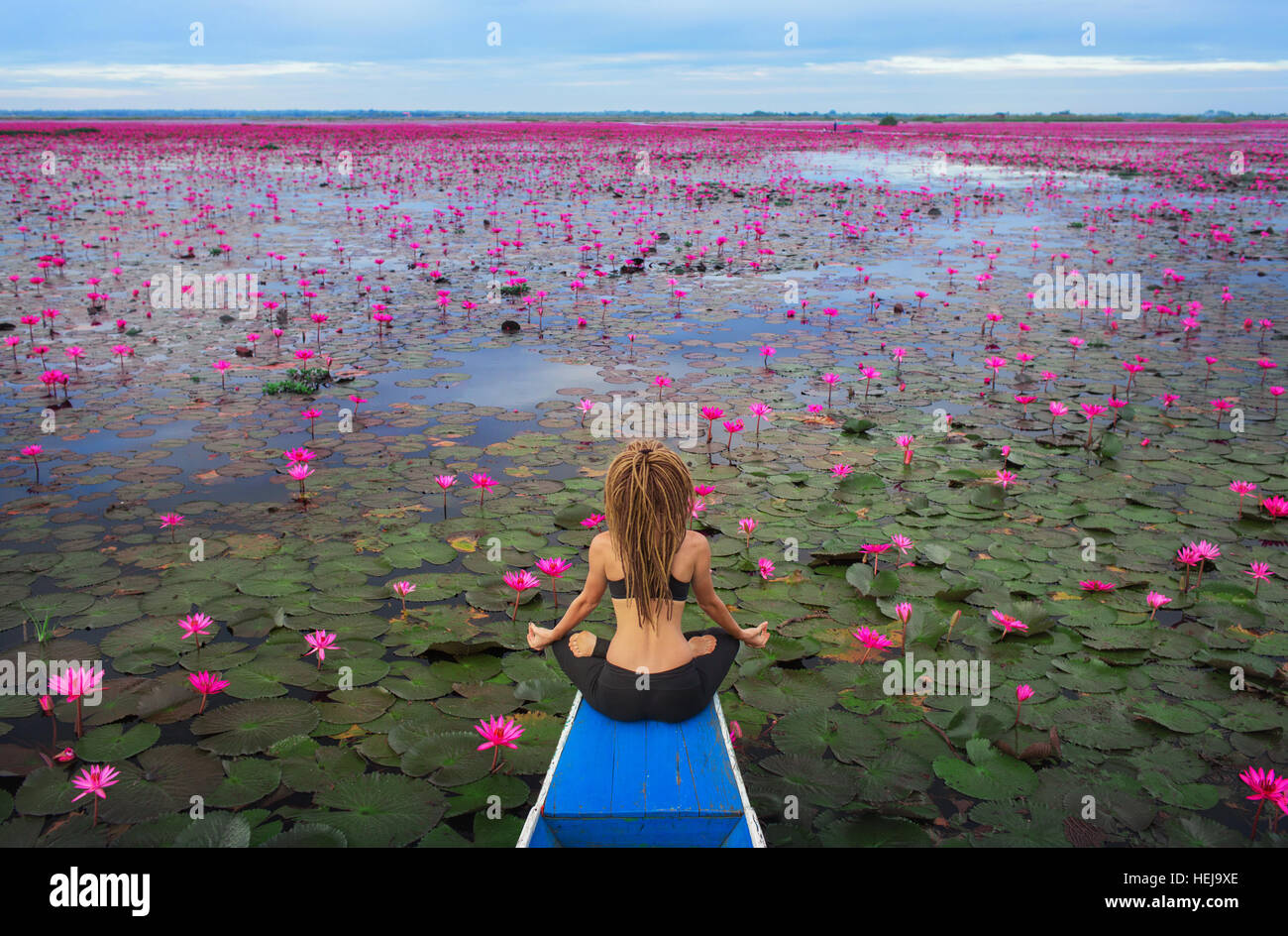 Serenità e yoga pratica sulla Red Lotus mare,Thailandia Foto Stock