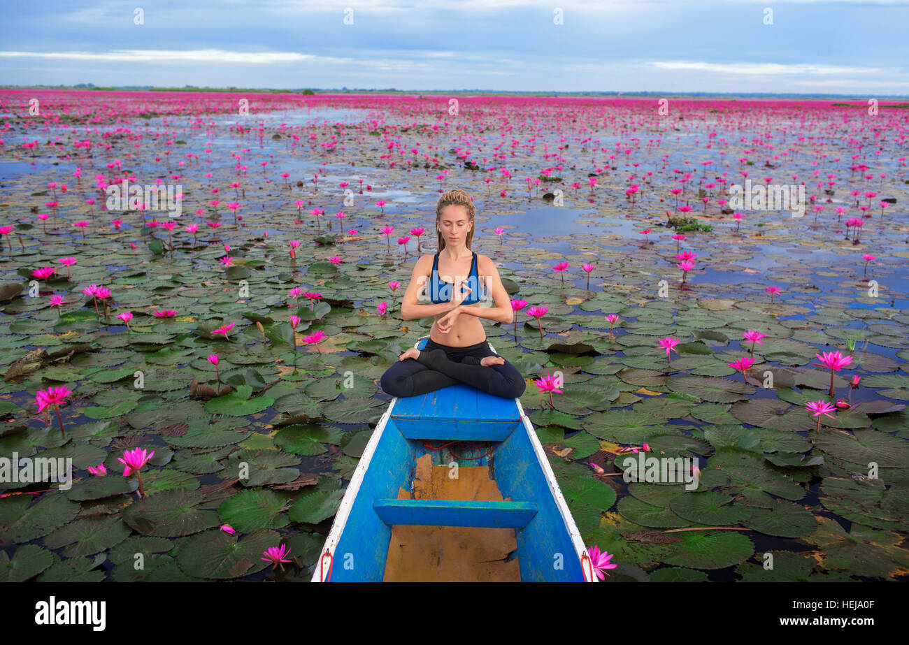 Serenità e yoga pratica sulla Red Lotus mare,Thailandia Foto Stock