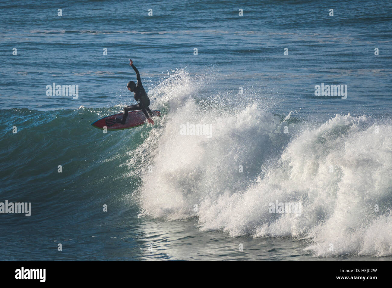 Spettacolare azione di surf come un surfista cavalca un big wave a poco Fistral in Newquay; Cornovaglia. Regno Unito. Foto Stock