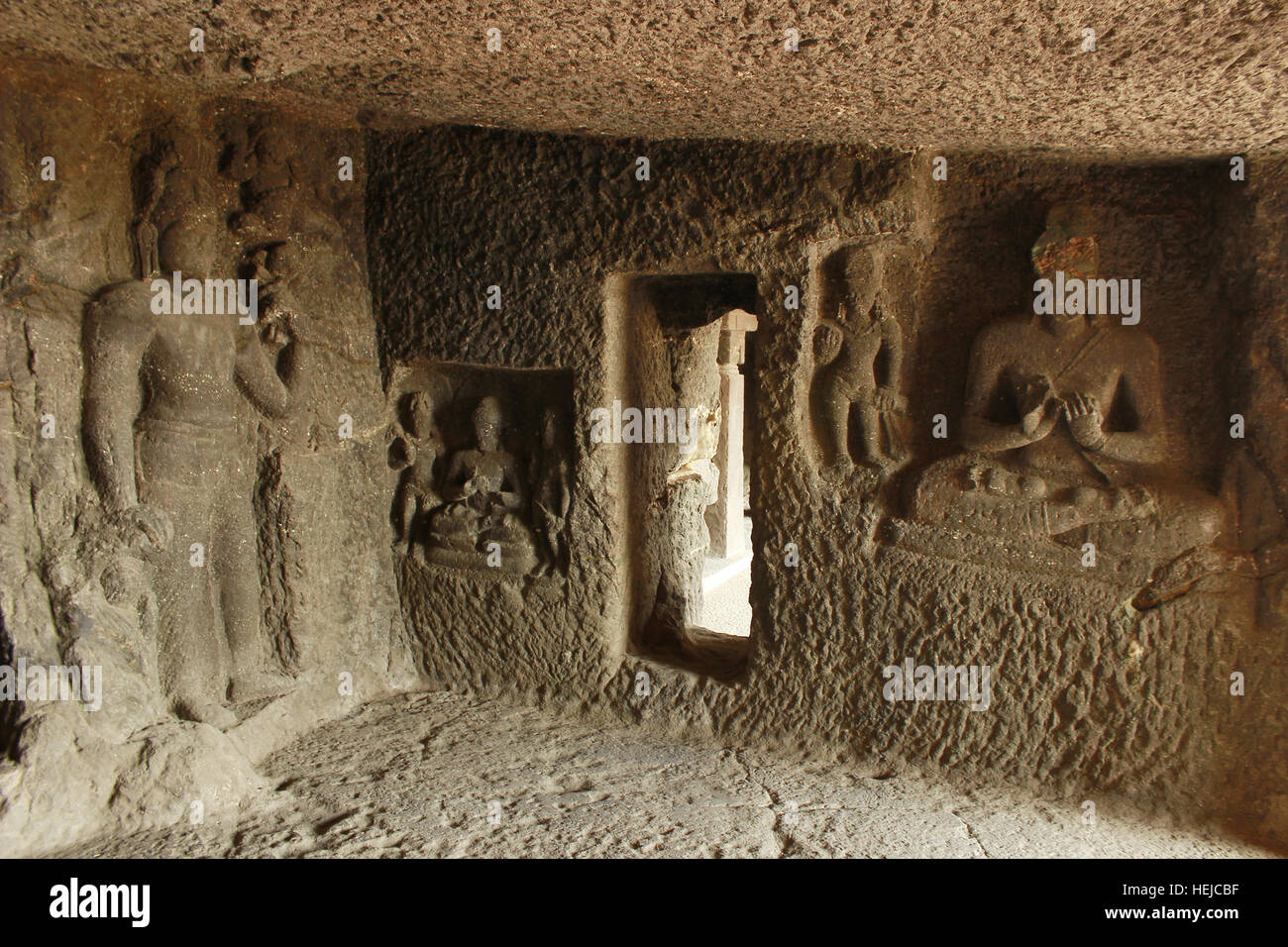 Grotta 9, Buddha seduto e Boddisatva nel vestibolo Aurangabad Grotte, Aurangabad, Maharashtra, India Foto Stock