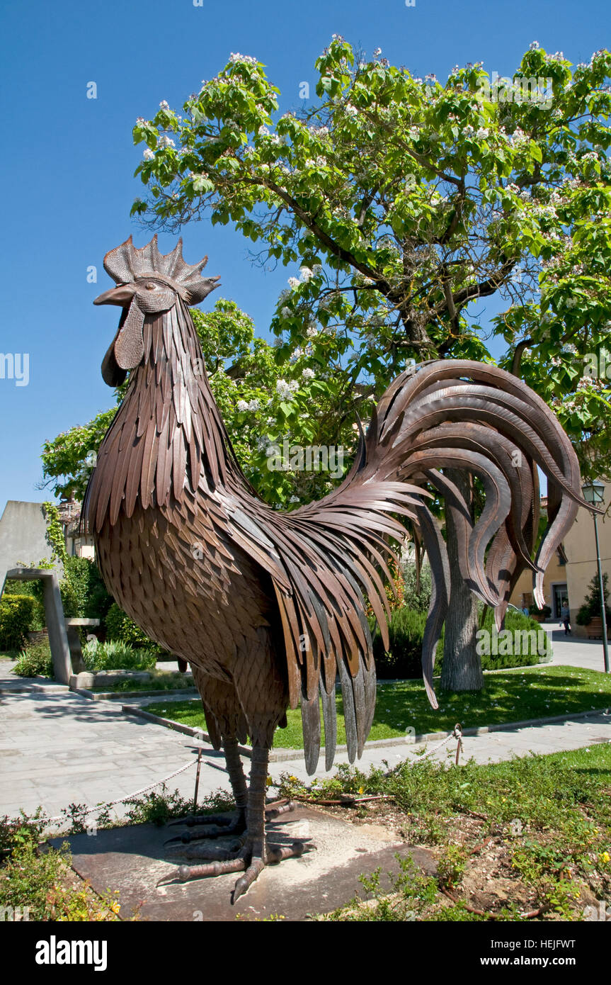 La scultura del celebre gallo Nero a Gaiole in Chianti, Toscana, Italia Foto Stock