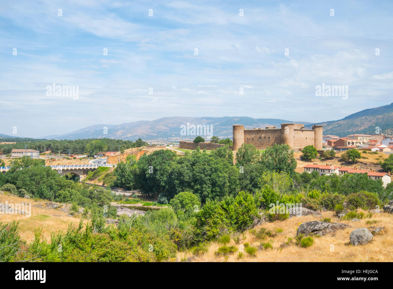 Il castello e il paesaggio di Gredos. El Barco de avila, provincia di Avila, Castilla Leon, Spagna. Foto Stock