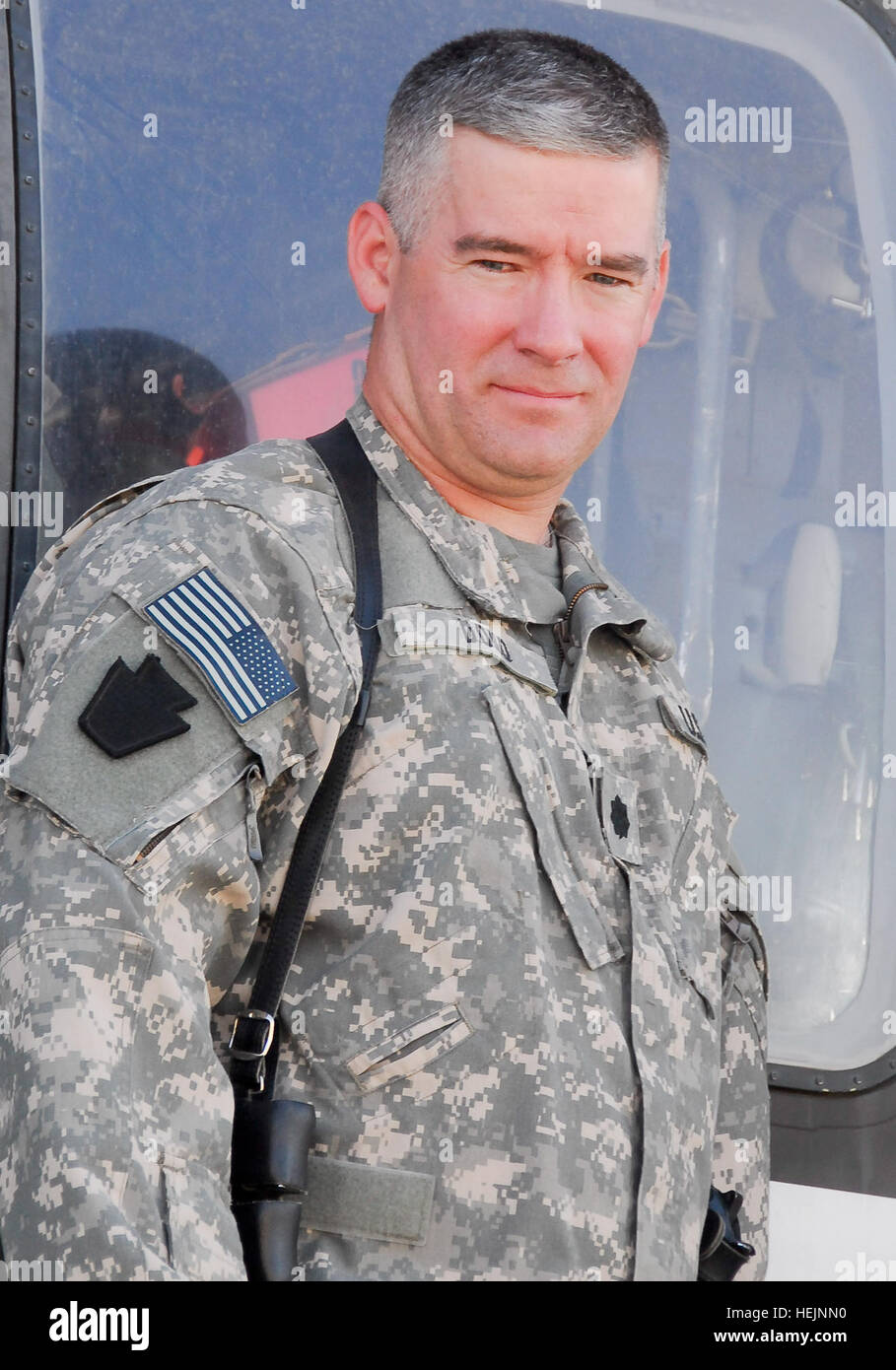Lt. Col. David Doud, ex 2° Battaglione, 104th reggimento di aviazione, battaglione chirurgo, sorge nei pressi di un Black Hawk MEDEVAC elicottero a contingenza Base Operativa sommatore, Iraq. 2a Bn., 104th Aviation Regt. swap chirurghi 217495 Foto Stock