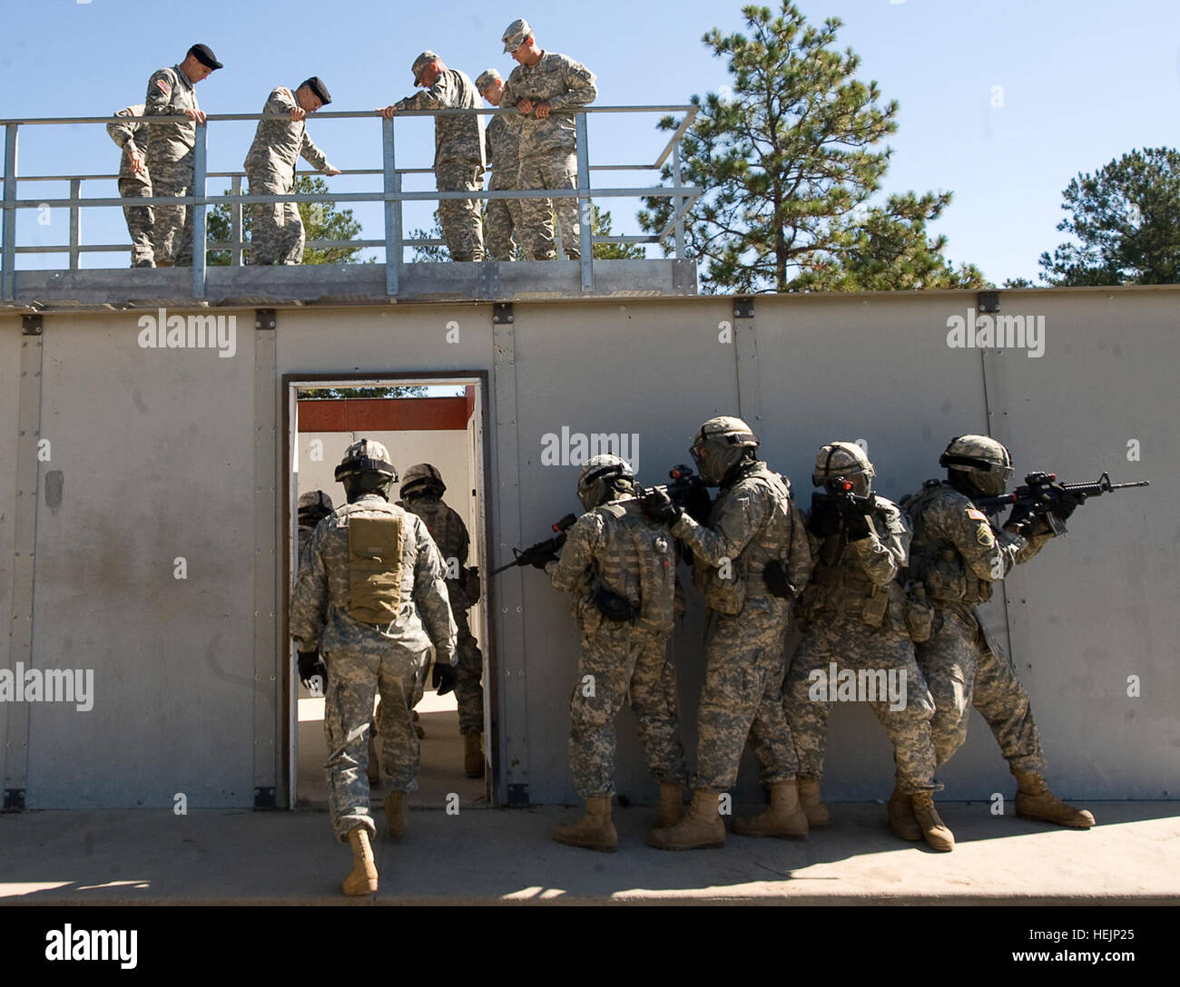 Il Capo di Stato Maggiore dell esercito, Gen. George W. Casey Jr., guarda attraverso una passerella sopraelevata per guardare i soldati pratica camere di compensazione all'entrata iniziale formazione in Ft. Benning, Ga., 20 ott. 2009. Foto dell'esercito da D. Myles Cullen (rilasciato) US Army 53618 visite CSA FT. benning Foto Stock