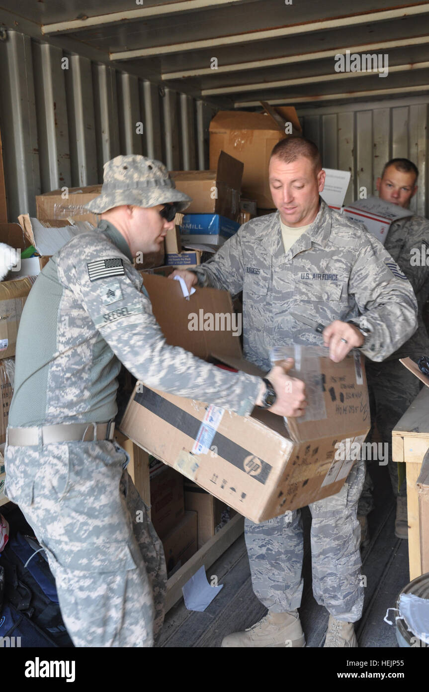 Indiana la Guardia Nazionale Sgt. Michael Seegel, una Task Force 38 medical administration sottufficiale, e Air Force Tech. Sgt. Joey Burgess, una 332 Expeditionary ingegnere civile squadrone ispettore di costruzione, lavorano insieme per spostare le forniture provenienti da una forza aerea contenitore di storage a un esercito veicolo per distribuire agli iracheni locali europee il 10 di ottobre. I membri del servizio in tutta la base comune Balad, Iraq, hanno lavorato insieme per la distribuzione di abbigliamento, forniture scolastiche, giocattoli e scarpe per gli iracheni nel bisogno. I membri del servizio donare tempo, merci agli iracheni 227215 Foto Stock