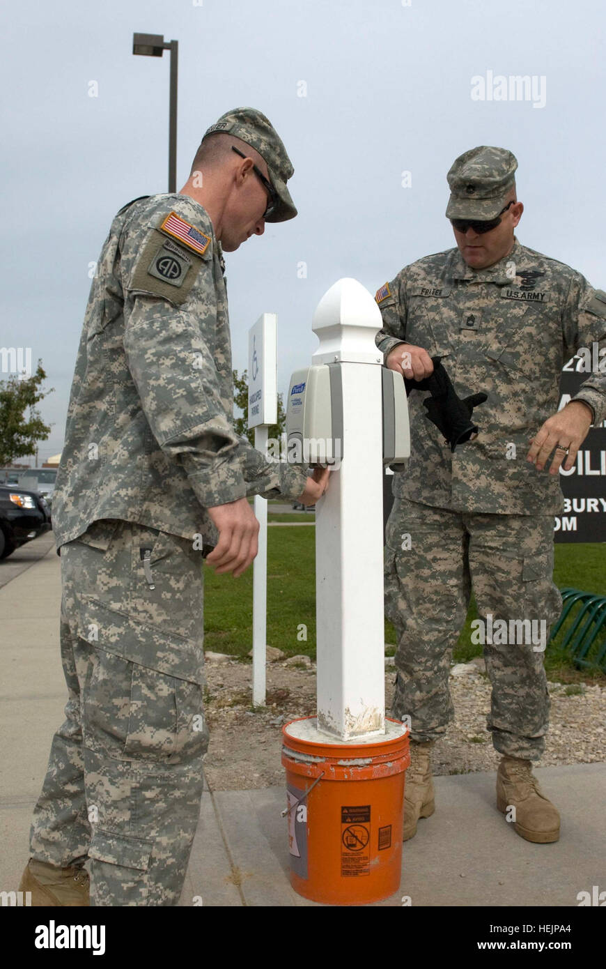 Il personale Sgt. Chris J. falegname e Sgt. 1. Classe di Brian D. Frater, sia da società A, 1° Battaglione, 335Reggimento di Fanteria, pausa per utilizzare la mano sanitizer station prima di entrare in sala di re per il pranzo presso il Camp Atterbury manovra comune centro di formazione. Igienizzante a stazioni sono diventati una visione comune alle entrate degli edifici intorno a Camp Atterbury con l arrivo della stagione influenzale e preoccupazioni crescenti con l'H1N1 virus influenzale pandemia. Trascurato e sottoutilizzate, lavaggio a mano modo più semplice per interrompere la diffusione di germi 224996 Foto Stock