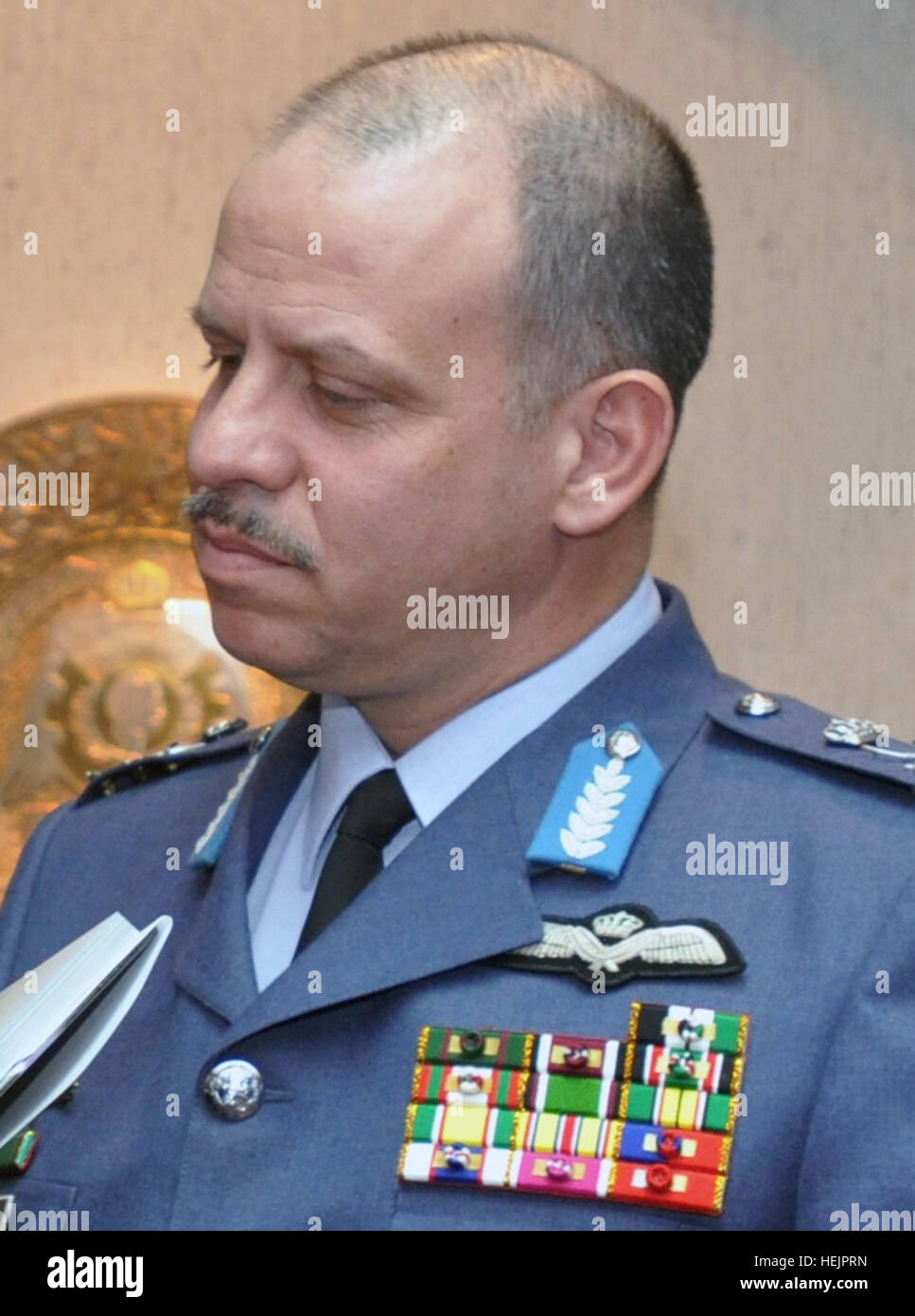 Stati Uniti Air Force Gen. Craig McKinley, il capo delle guardie nazionali Bureau, fornisce una copia del motivo per cui serviamo: Un ritratto dell'Esercito Nazionale a guardia del principe Feisal Ibn Al-Hussein durante una visita in Giordania, Ottobre 29, 2009. Il Regno Hascemita di Giordania è in partnership con il Colorado nella guardia nazionale dello Stato del programma di partnership, che promuove strutture militari, militare a civile e civile-per-cooperazione civile. Ci sono attualmente 62 SPP partner. (U.S. Foto dell'esercito da Staff Sgt. Jim Greenhill/RILASCIATO) principe Faisal bin Al Hussein 091029-A-3715G-143 Foto Stock