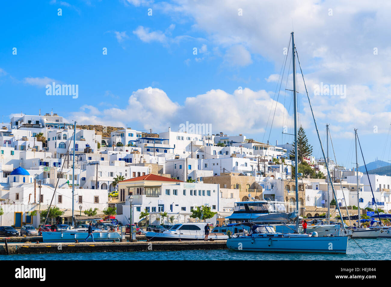 Isola di Paros, Grecia - 18 Maggio 2016: barche a vela di ancoraggio nel porto di Naoussa sull isola di Paros, Grecia. Foto Stock