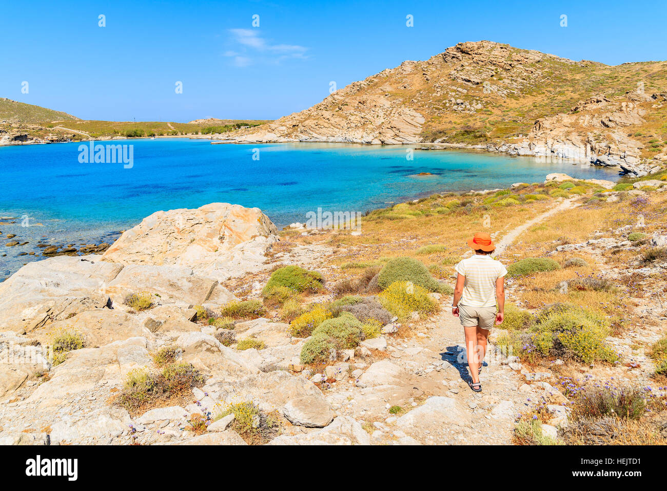 Giovane donna passeggiate turistiche lungo la bellissima costa nella baia di Monastiri sull isola di Paros, Grecia Foto Stock