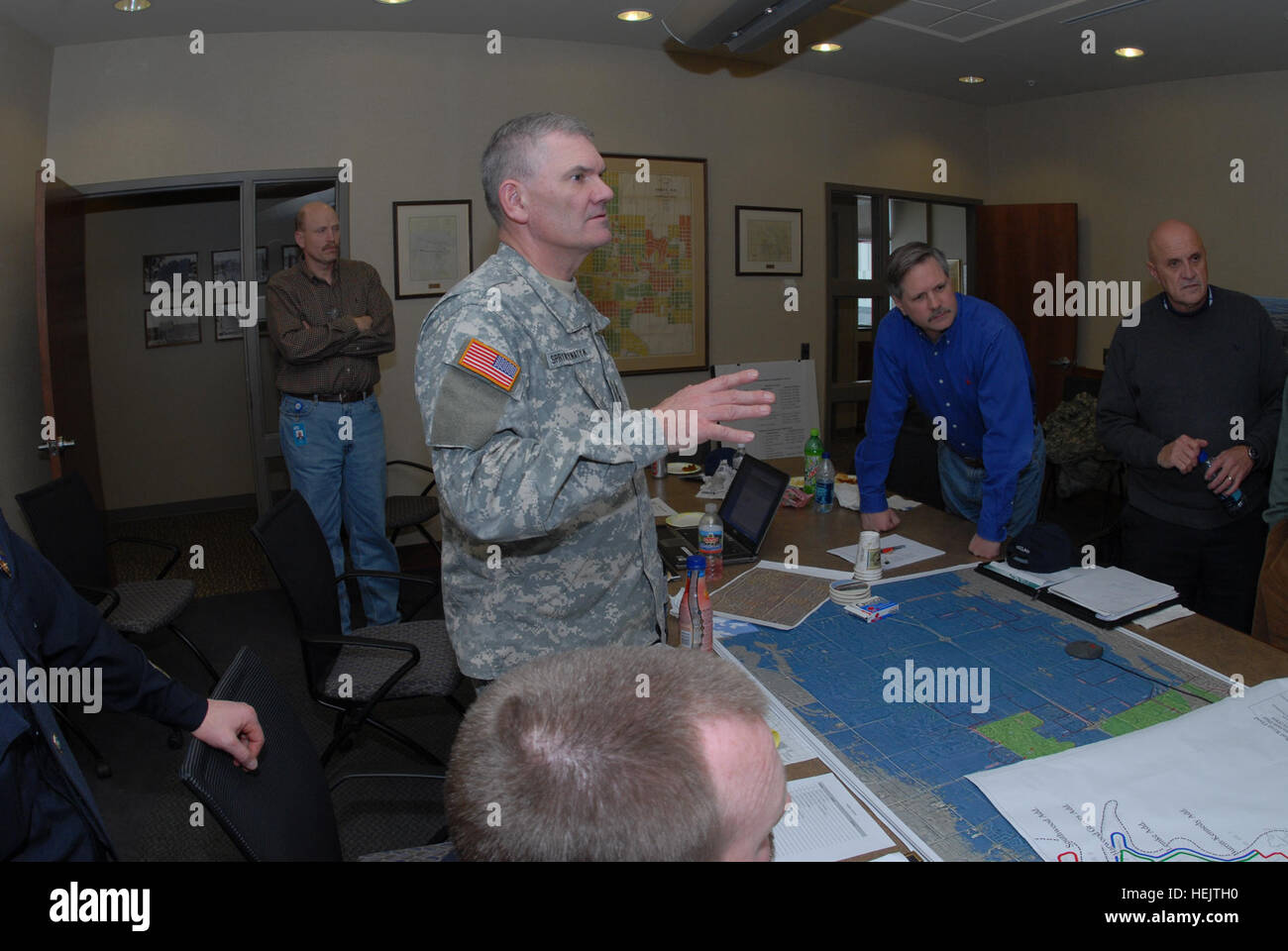 Il Mag. Gen. David Sprynczynatyk, il Dakota del Nord adjutants generale, Centro e Nord Dakota Governor John Hoeven, discutere di inondazione delle strategie di lotta con gli amministratori della città e ingegneri, 26 marzo, presso la città di Fargo uffici amministrativi del municipio, Fargo, N.D. Soccorso alluvione a Fargo, North Dakota 161025 Foto Stock