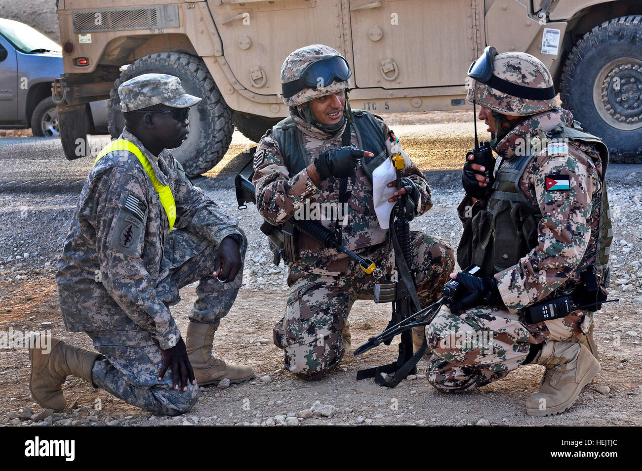 I soldati giordani discutere delle strategie di battaglia mentre un U.S. Soldato, a sinistra, si erge da nel caso in cui un interprete è necessario durante un allenamento situazionale esercizio nov. 24, 2011, nei pressi di Amman, Giordania, durante il funzionamento flessibile Saif, una formazione congiunta esercizio per migliorare le future operazioni di sicurezza. (U.S. Foto dell'esercito da Cpl. La Giordania Johnson/RILASCIATO) Flickr - STATI UNITI Esercito - Funzionamento Saif flessibile Foto Stock