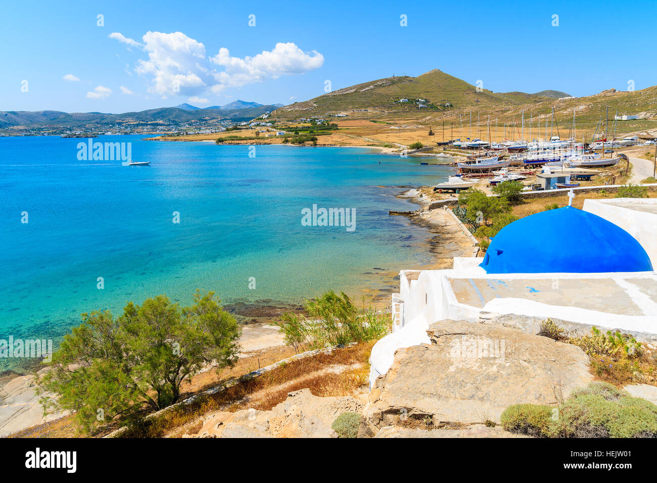 Bianco tradizionale chiesa greca sulla spiaggia Monastiri, isola di Paros, Grecia Foto Stock