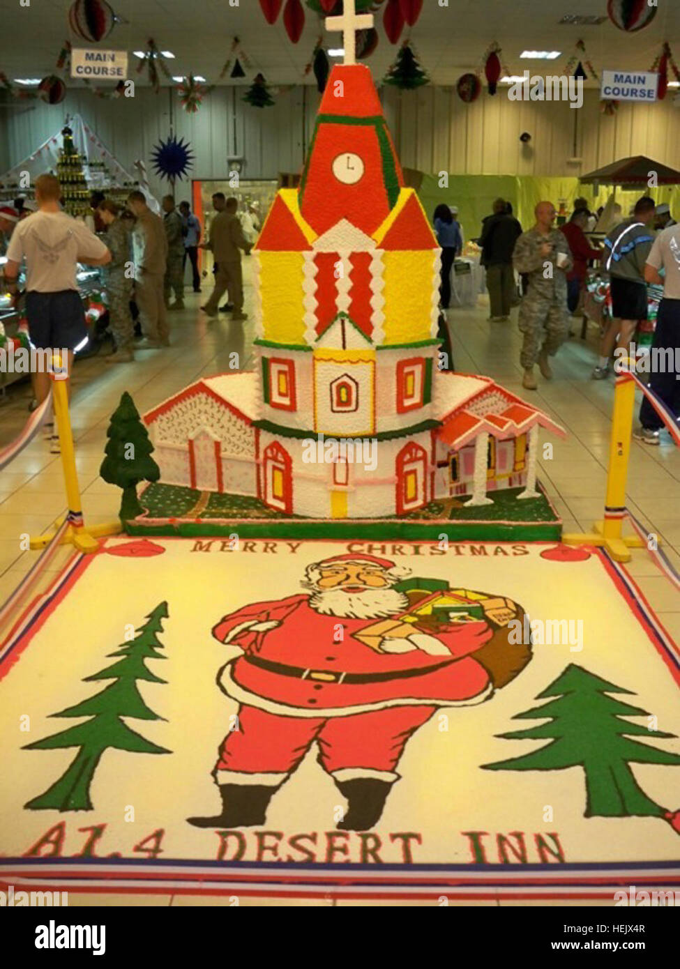 Una torta fatta in casa la cappella e la grinta sono state murale sul display a struttura pranzo quattro alla base comune Balad, Iraq come una parte delle decorazioni di Natale in 2009. Facility militari e civili di contraente i membri dello staff hanno lavorato duro per decorare la sala facility e lavoro come lettori di ruolo ogni vacanza come un booster di morale per le truppe qui. (Foto: Master Sgt. Eric Anderson) Soldato imposta standard nella struttura da pranzo, come senior NCO 253190 Foto Stock