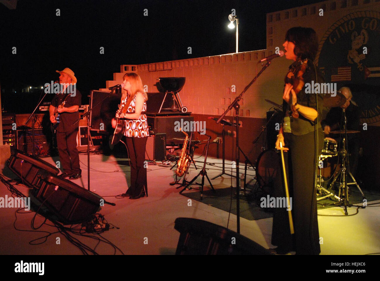 GUANTANAMO Bay a Cuba - Maria Bianchi e ai membri del suo paese banda musicale di eseguire al gavone di capra a U.S. Stazione navale di Guantánamo Bay per feste di Capodanno, Dic 31, 2009. Il gavone di capra è il Chief Sottufficiali' Club dove senior arruolato membri di tutti i servizi presso la stazione navale e Joint Task Force Guantanamo si riuniscono per rilassarsi. JTF Guantanamo conduce al sicuro, umano, legale e trasparente di cura e custodia dei detenuti, compresi quelli condannati dalla commissione militare e quelli ordinati rilasciato da un tribunale. La JTF conduce la raccolta di intelligence, analisi e diffusione per t Foto Stock