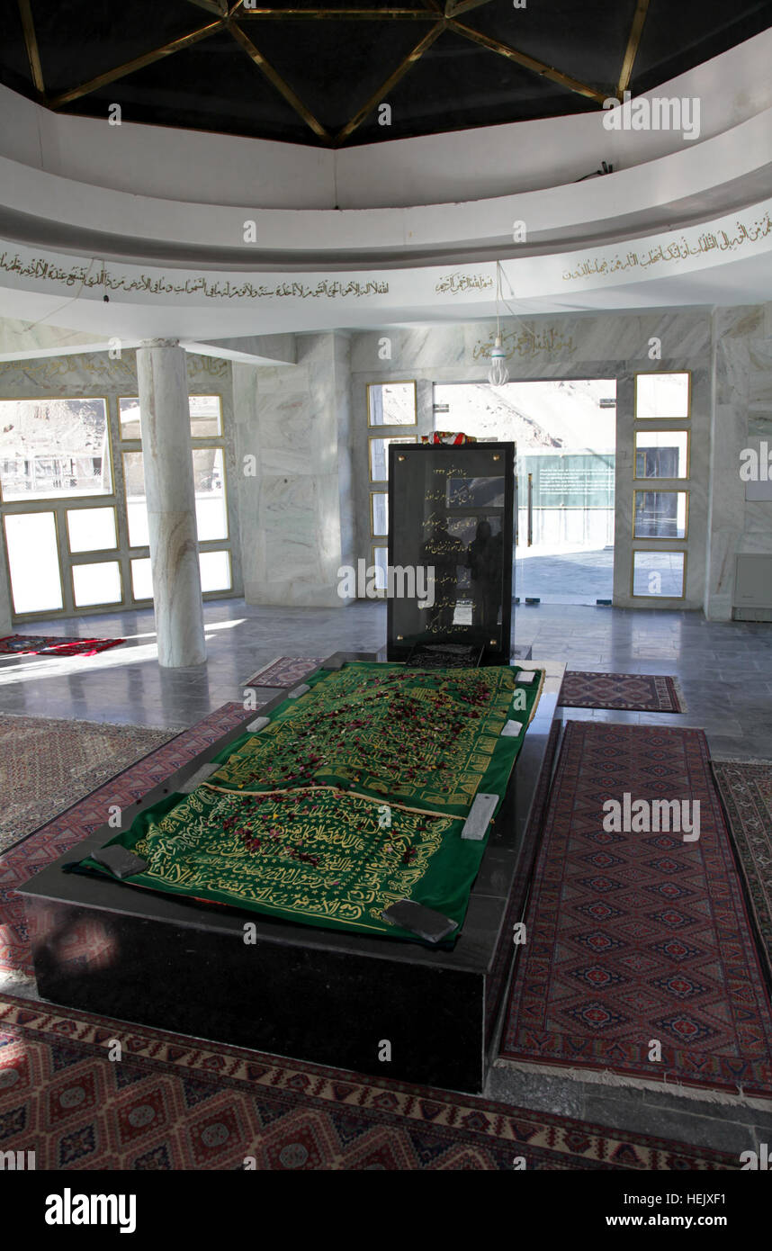 Il corpo di Ahmad Shah Massoud rimane all'interno della tomba del suo memoriale del Panjshir Provincia, Afghanistan, 5 gennaio 2010. Massoud era un locale eroe afgano e ex leader dell'Alleanza del Nord. (U.S. Esercito foto di Sgt. Teddy Wade/RILASCIATO) il corpo di Ahmad Shah Massoud Foto Stock