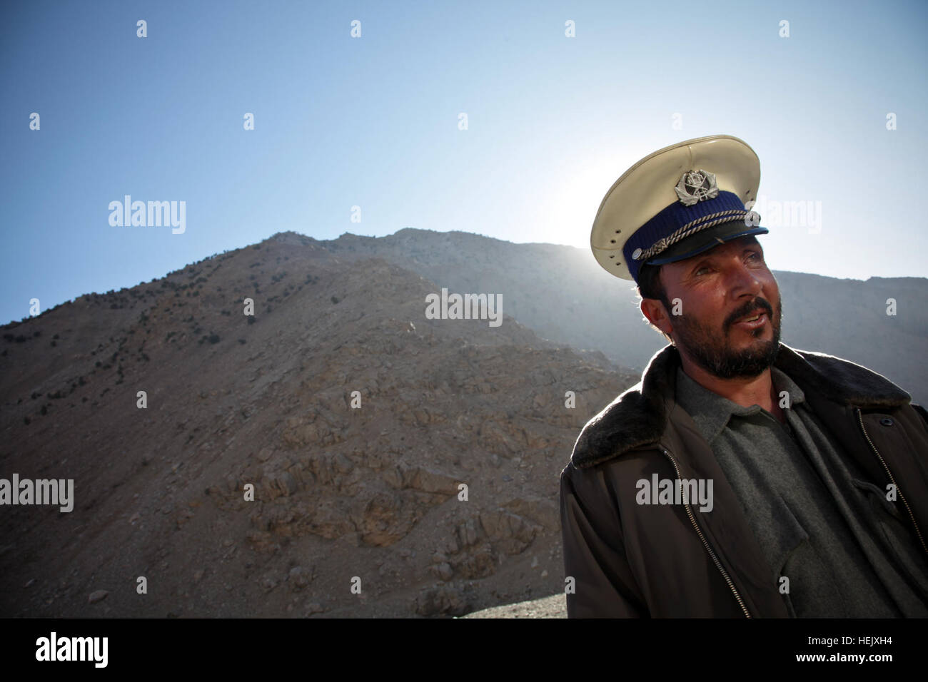 Una polizia nazionale afgana il traffico officer ascoltare U.S. I soldati dell esercito dal 410 Polizia Militare Company, fuori di Fort Hood in Texas, conducendo la formazione presso la stazione di polizia nel quartiere Shutol del Panjshir Provincia, Afghanistan su gennaio 6. Polizia nazionale afgana 237820 di formazione Foto Stock