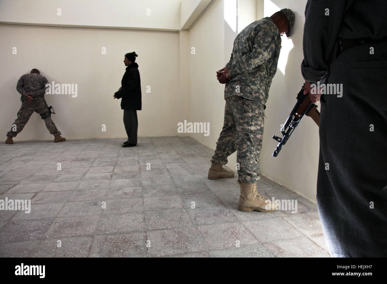 Polizia nazionale afgana ufficiali guard i sospetti criminali durante uno scenario di addestramento CON GLI STATI UNITI I soldati dell esercito dal 410 Polizia Militare Company, fuori di Fort Hood in Texas, presso la stazione di polizia nel quartiere Shutol del Panjshir Provincia, Afghanistan, gennaio 6. Lo scenario era costituito da una scena del crimine con la morte di una persona e più sospetti. Polizia nazionale afgana 237831 di formazione Foto Stock