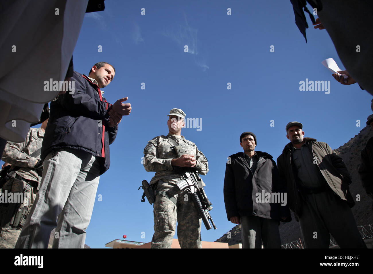 Polizia nazionale afgana ufficiali ascoltare una dopo l azione di revisione da parte degli Stati Uniti Il personale dell'esercito Sgt. Dustan Johnson, assegnato al 410 Polizia Militare Company, fuori di Fort Hood in Texas, presso la stazione di polizia nel quartiere Shutol del Panjshir Provincia, Afghanistan, gennaio 6. Polizia nazionale afgana ufficiali hanno partecipato il 4 scenari di addestramento preparati dai soldati del 410 MP Co. Polizia nazionale afgana 237816 di formazione Foto Stock