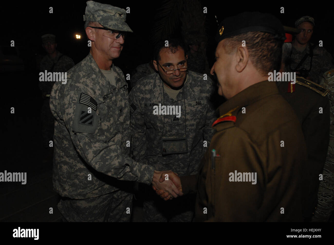 Stati Uniti Esercito Col. Peter L. Jones, comandante della terza brigata pesante Team di combattimento, accoglie un generale iracheno a una cena in avanti su una base operativa Delta, Iraq, Gennaio 6, 2010. Stati Uniti Soldati dal 3° HBCT e comandanti iracheni provenienti da tutta la provincia di Wasit soddisfatti per la possibilità di costruire un cameratismo fra le due nazioni. La cena al Delta 238155 Foto Stock