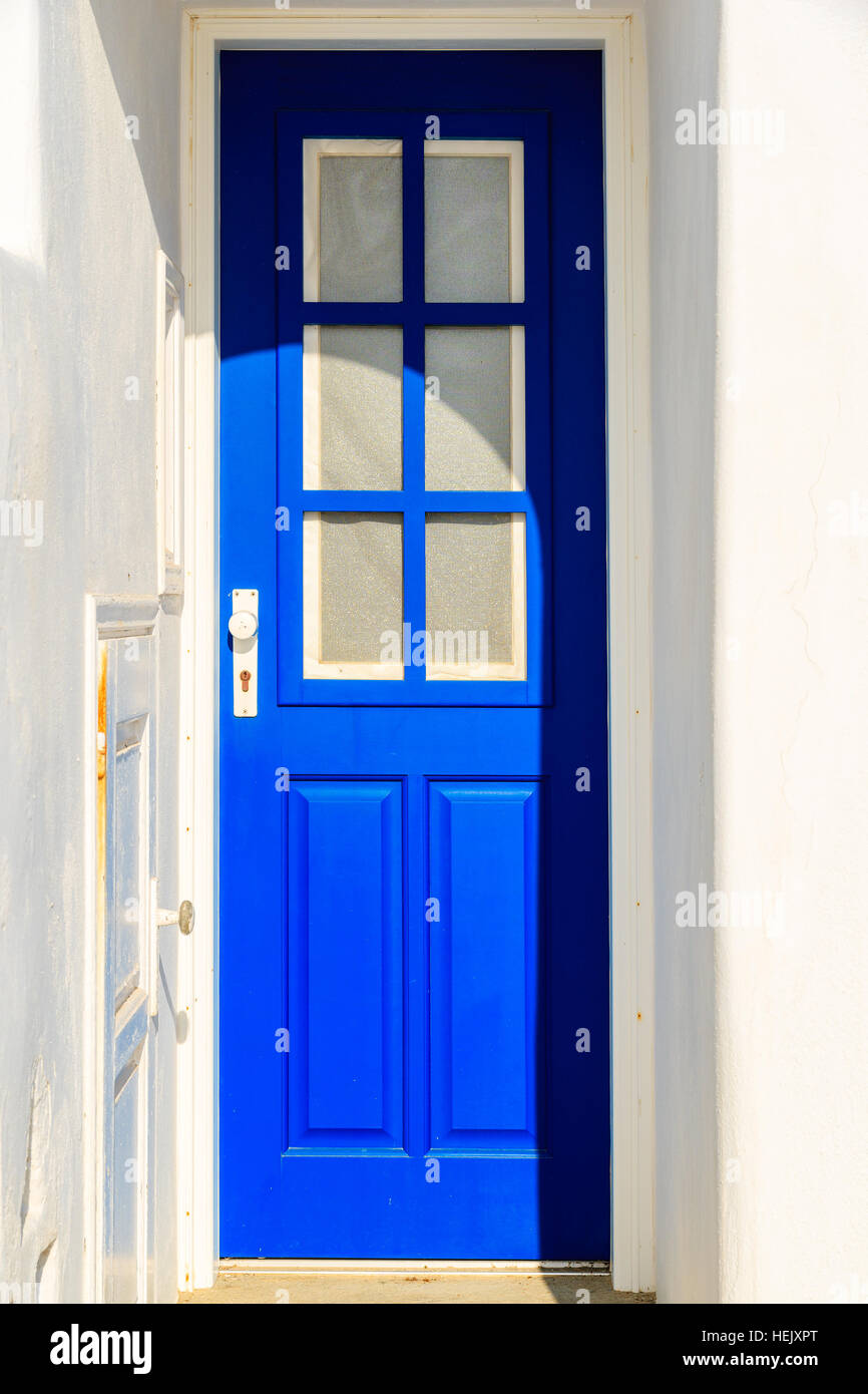 Porta blu di tipica casa bianca a Naoussa Village, isola di Paros, Grecia Foto Stock