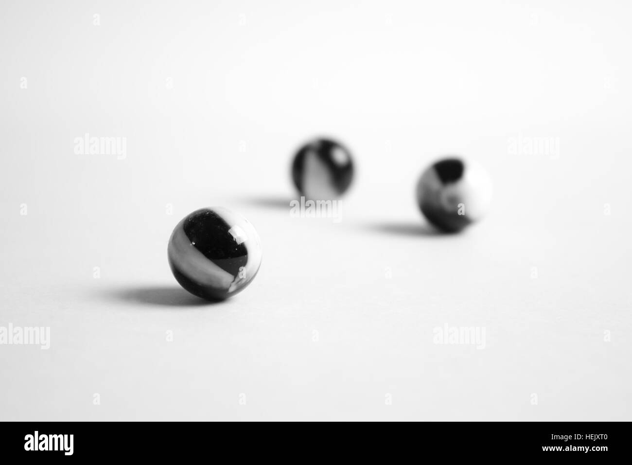 Tre nero e marmo bianco sullo sfondo bianco Foto Stock