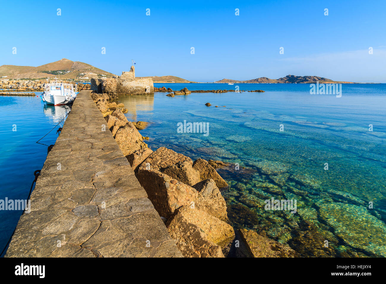 Il molo di pietra a Naoussa porta sull isola di Paros, Grecia Foto Stock