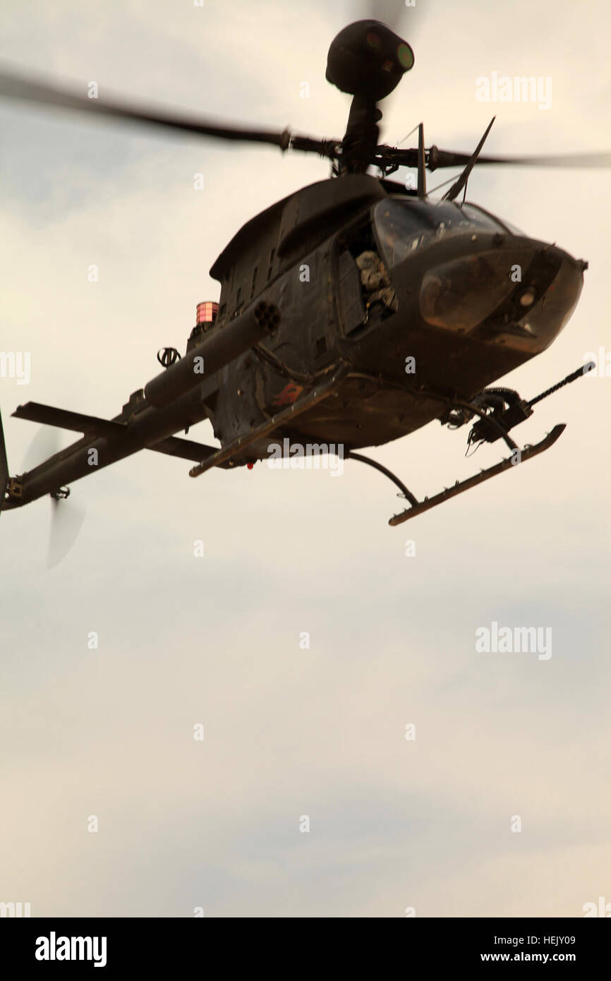 Un OH-58 Kiowa Warrior elicottero decolla dopo l'equipaggio condotto un elicottero di familiarizzazione di classe di formazione in avanti su una base operativa Bernstein, Iraq, gen. 17. Elicottero 241757 Classe Foto Stock