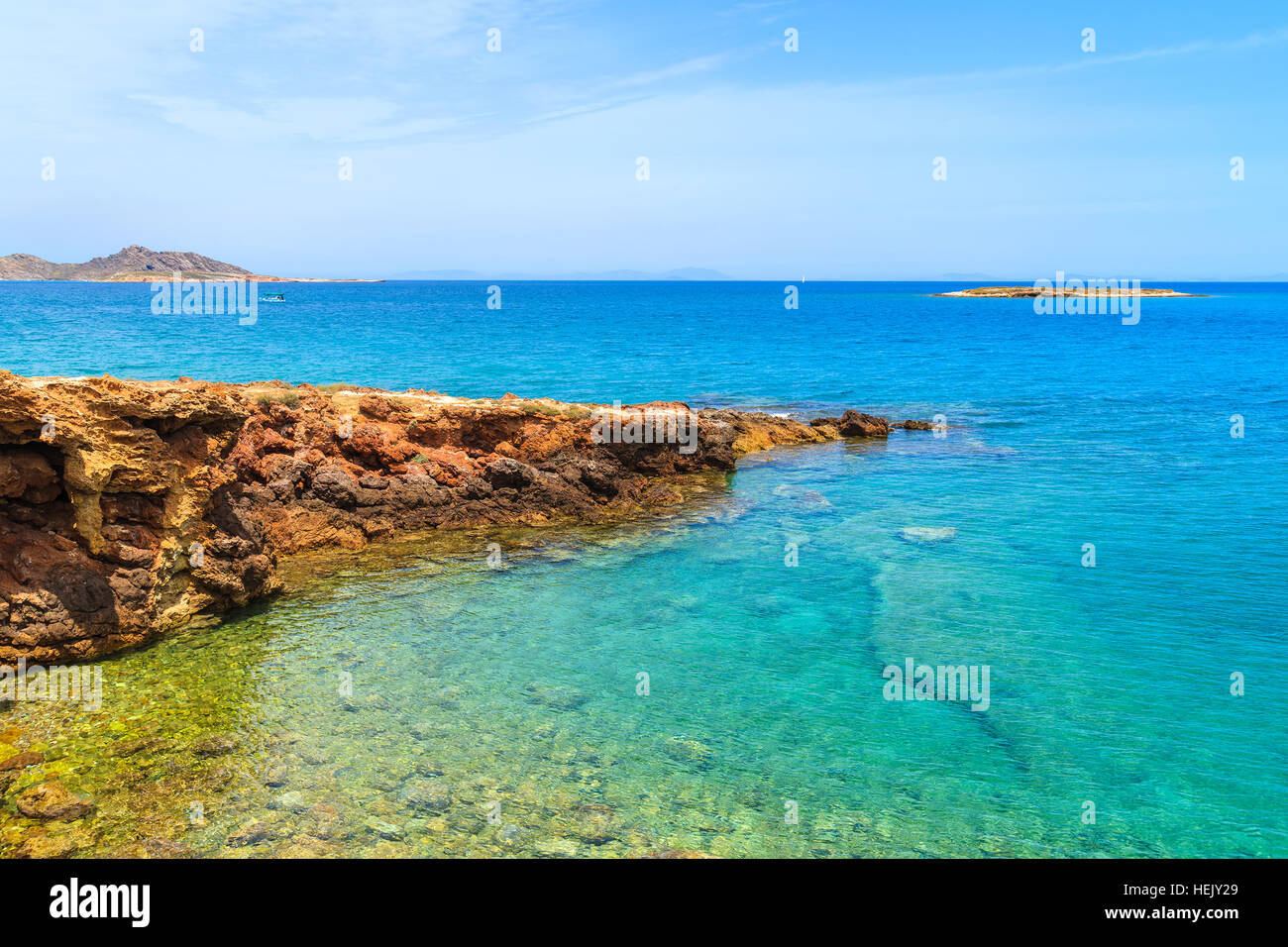 Una vista di uno splendido mare sulla costa di isola di Paros, Grecia Foto Stock