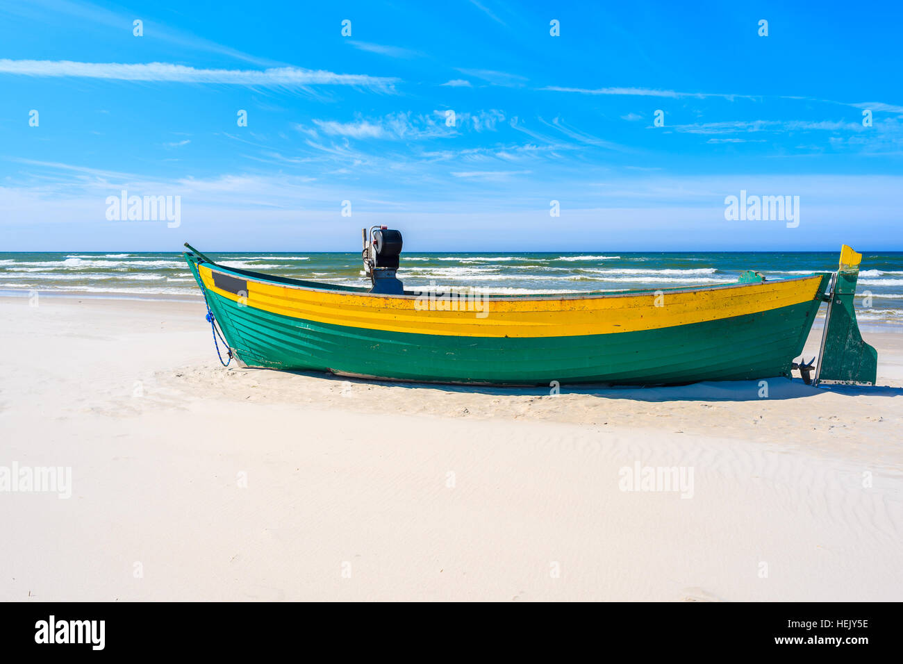 Colorate barche da pesca sulla sabbiosa spiaggia di Debki, Mar Baltico, Polonia Foto Stock