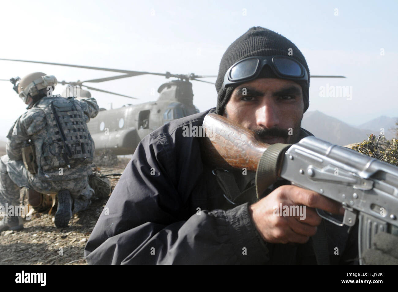 Un confine afghano funzionario di polizia assegnato alla provincia di Nangarhar 6 scansioni Kandak il perimetro durante un assalto aereo missione presso un avamposto afghano nei pressi di un Afghanistan/Pakistan confine di montagna in Nazyan. Il giunto Afghan/funzionamento della coalizione è stato uno spettacolo di unità a potenziali pirati informatici. Afghan della Polizia di frontiera e la Task Force pilota irregolare funzionamento completo di montagna 251309 di consegna Foto Stock