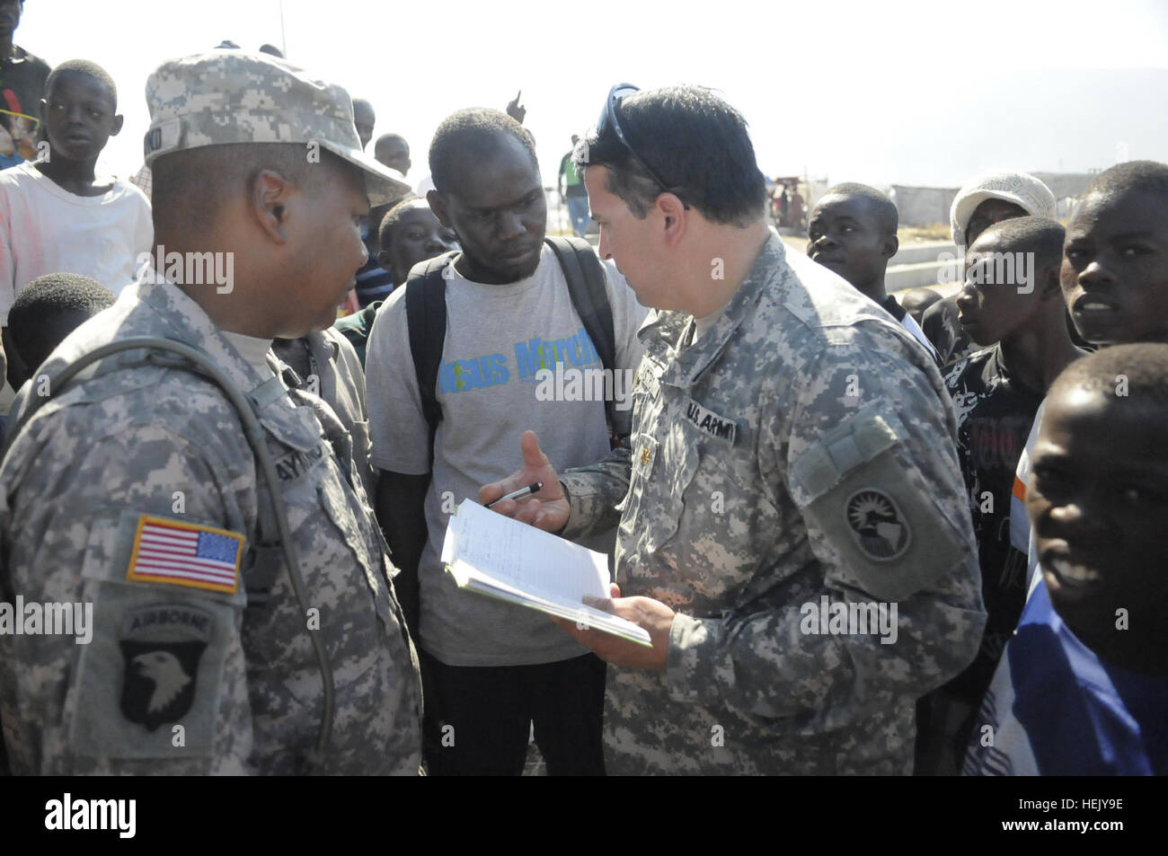 Sgt. 1. Classe Nicolas Raymond, Charlie Company, 9 operazioni psicologiche battaglione, si traduce per il Mag. Daniel Castro un membro SOUTHCOM mentre lui interviste un Haitian a Camp Jean Maria Vincent, 25 genn. Camp Jean Maria Vincent circa 2700 senzatetto lasciato dal terremoto. SOUTHCOM e Charlie Company, 9 operazioni psicologiche battaglione vengono implementate per Haiti a sostegno del funzionamento risposta unitaria per fornire protezione per i massicci sforzi umanitari essendo condotta in tutto il terremoto ha devastato il paese di Haiti. (U.S. Esercito foto dal fotografo di combattimento Master Sgt. Martin Foto Stock