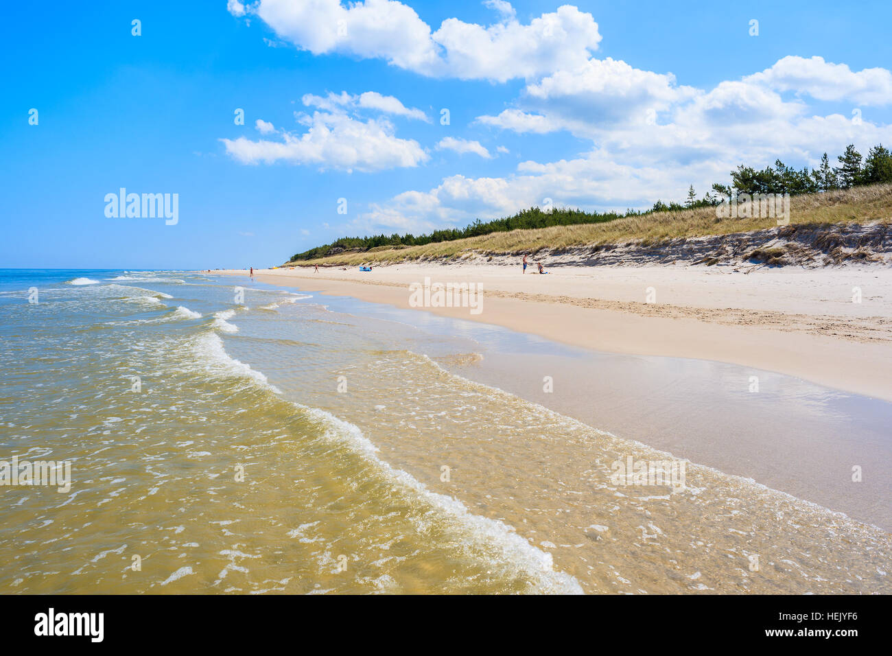 Le onde del mare del Mar Baltico su una spiaggia di sabbia nel villaggio Lubiatowo, Polonia Foto