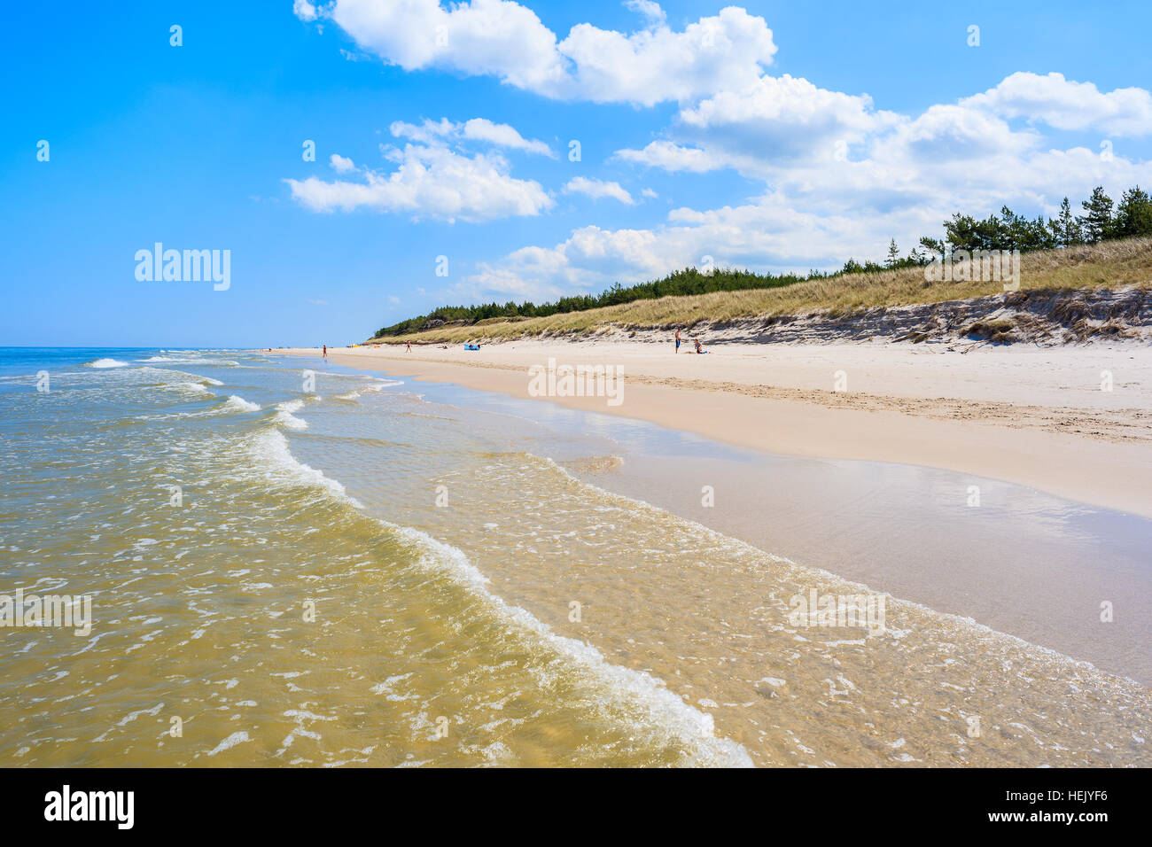 Le onde del mare del Mar Baltico su una spiaggia di sabbia nel villaggio Lubiatowo, Polonia Foto Stock