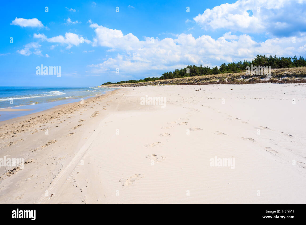 Vista di sabbia bianca spiaggia Lubiatowo, Mar Baltico, Polonia Foto Stock