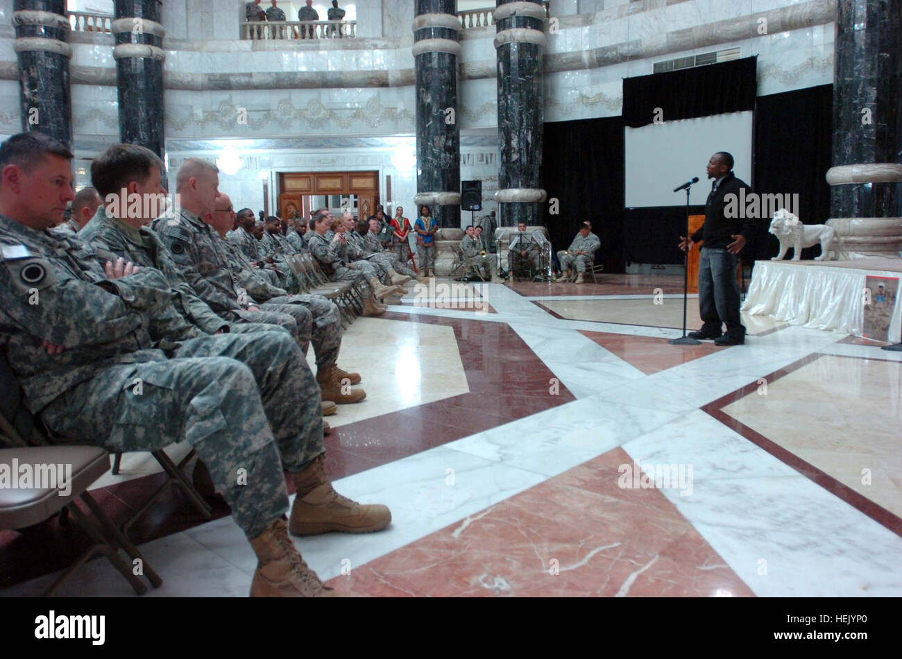 La sera del 5 febbraio, le truppe degli Stati Uniti si riuniscono nella Rotunda di Al Faw Palace Baghdad, Iraq, come le pari opportunità programma contiene una storia nero osservanza in onore della storia nero al mese. Storia nero celebrazione 100205-A--089 Foto Stock