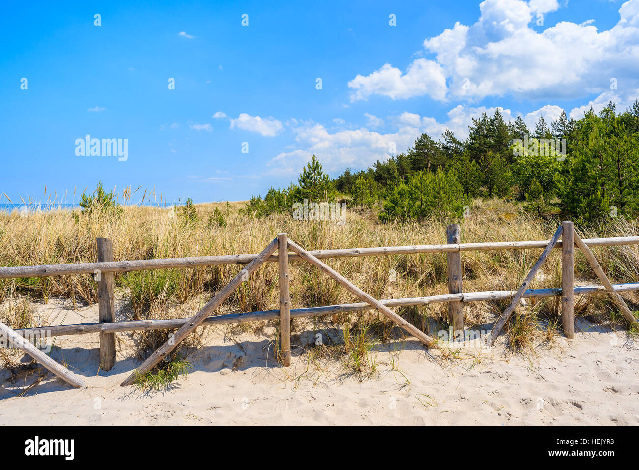 Staccionata in legno sulla duna di sabbia sulla costa del Mar Baltico vicino a spiaggia Lubiatowo, Polonia Foto Stock