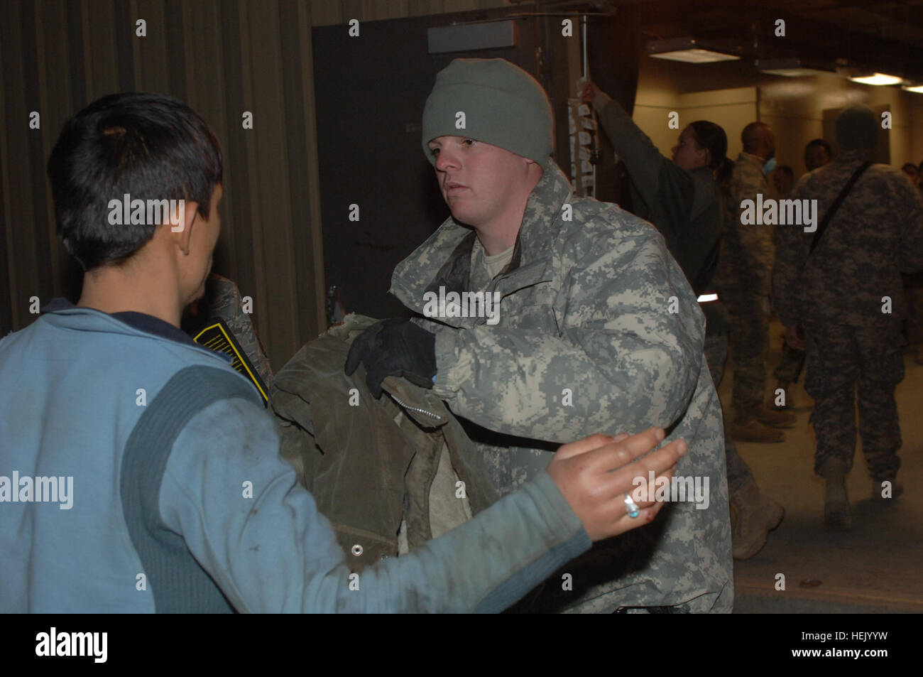 Army Sgt. Joshua cuocere un membro del 410 Polizia Militare azienda da Ft. Cappa, Texas, effettua ricerche in un afghano nazionale locale prima che egli entra nella zona di triage su Bagram in Afghanistan. Militari a Bagram Airfield, Afghanistan, fornite assistenza medica e assistenza umanitaria agli afghani nazionali locali che sono stati vittime di una valanga nei pressi di Salang Pass, Feb. 9. Salang 250003 valanghe Foto Stock