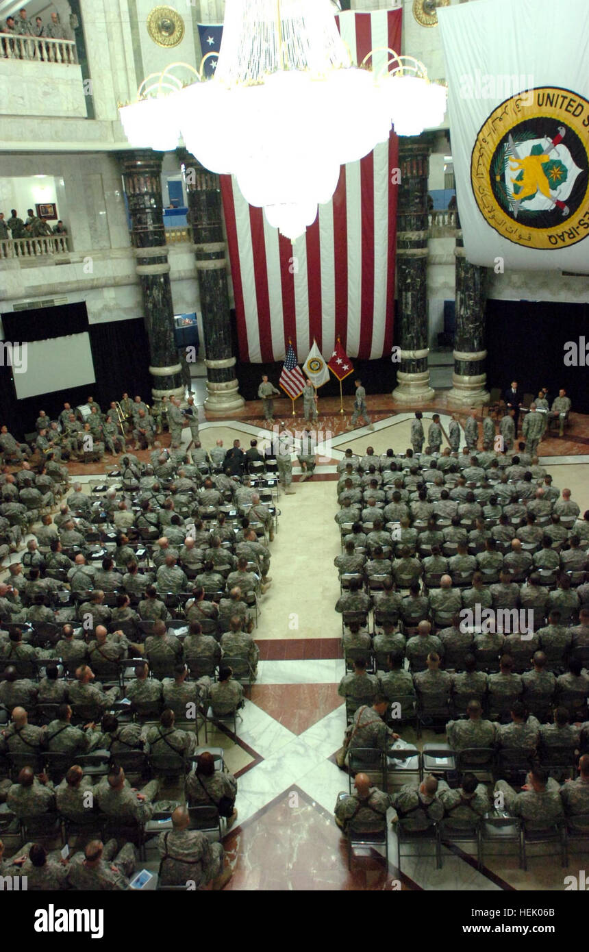 106 soldati e 1 Airman DIVENTARE CITTADINI DEGLI STATI UNITI durante una cerimonia di naturalizzazione presso l'Al Faw Palace Baghdad in Iraq. La cerimonia si è svolta, Feb. 15 in conduzione con presidenti giorno. Stati Uniti Cerimonia di naturalizzazione detenuti in Iraq 251283 Foto Stock