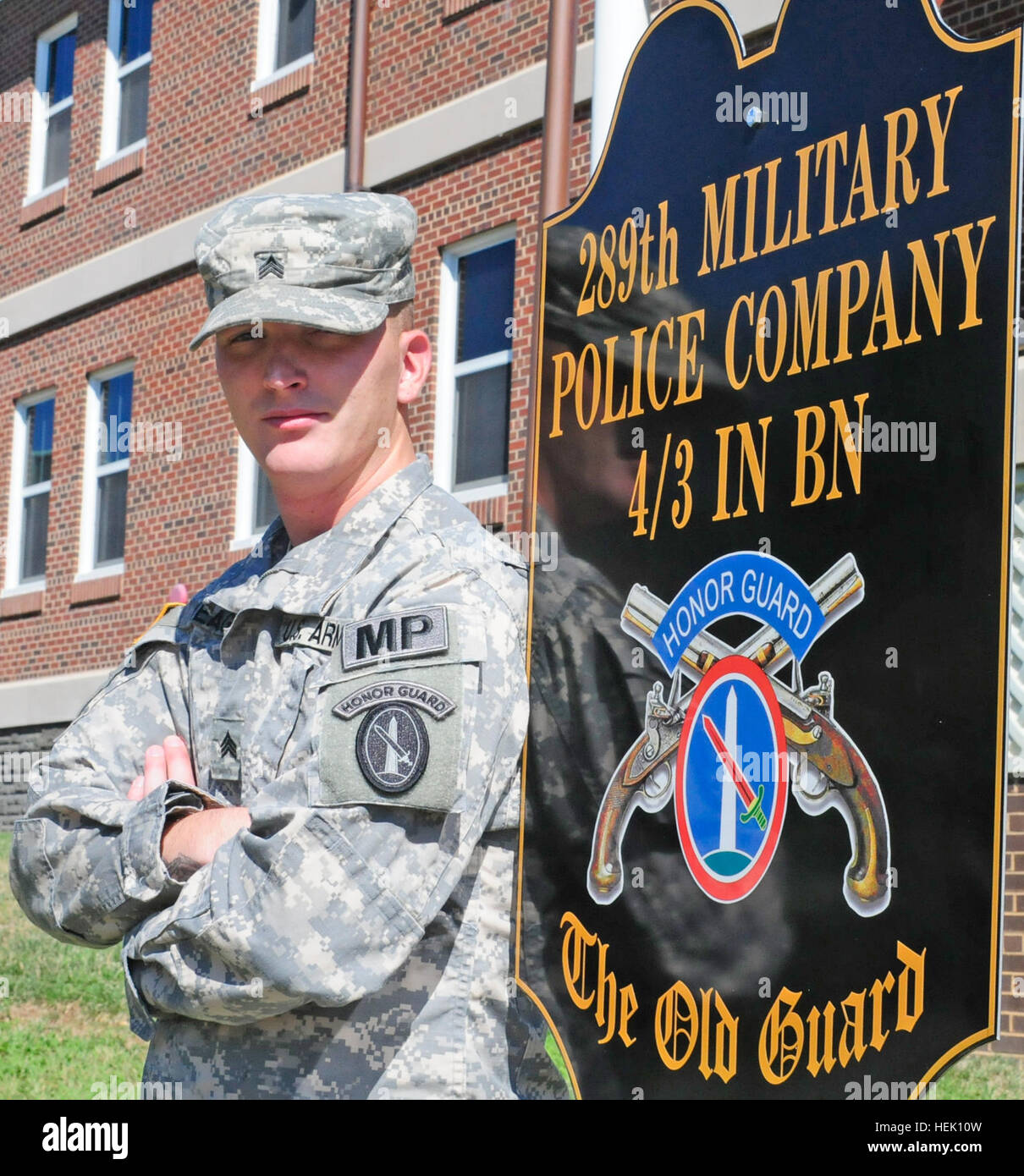 Sgt. Zachery Yeager, la polizia militare per la 289a MP Company, 3d U.S. Reggimento di Fanteria (la vecchia guardia), si erge con orgoglio di fronte la sua società di segno, 11 agosto, a base comune Myer-Henderson Hall, Va. come un MP per la vecchia guardia, Yeager non solo svolge compiti di polizia ma fornisce anche supporto cerimoniali. La vecchia guardia conduce affari memoriale per onorare i nostri compagni caduti, e cerimonie ed eventi speciali a comunicare la sua storia per la nostra nazione i cittadini e il mondo. Il motivo per cui mi servono, Sgt. Yeager Zachery 447825 Foto Stock