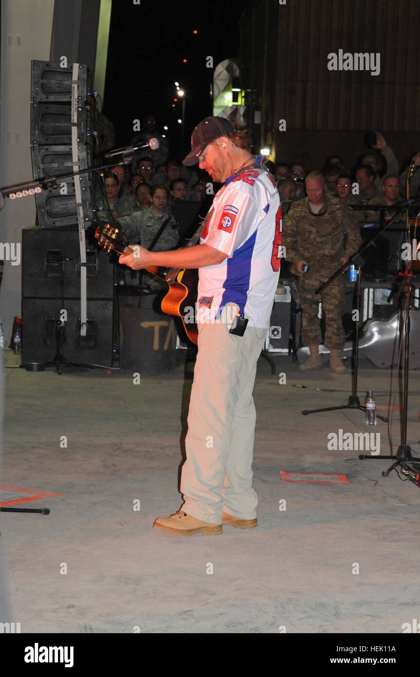 Toby Keith svolge per una folla di oltre 1.000 membri di servizio su Bagram Air Field, 29 aprile. Keith eseguito brani provenienti da tutta la sua carriera, compreso un tributo al suo amico e compagno di caccia, Ted Nugent. Egli ha eseguito "soldato americano " e " la cortesia del rosso, bianco e blu' come il suo encore. Toby Keith svolge Bagram Air Field, Afghanistan 568633 Foto Stock