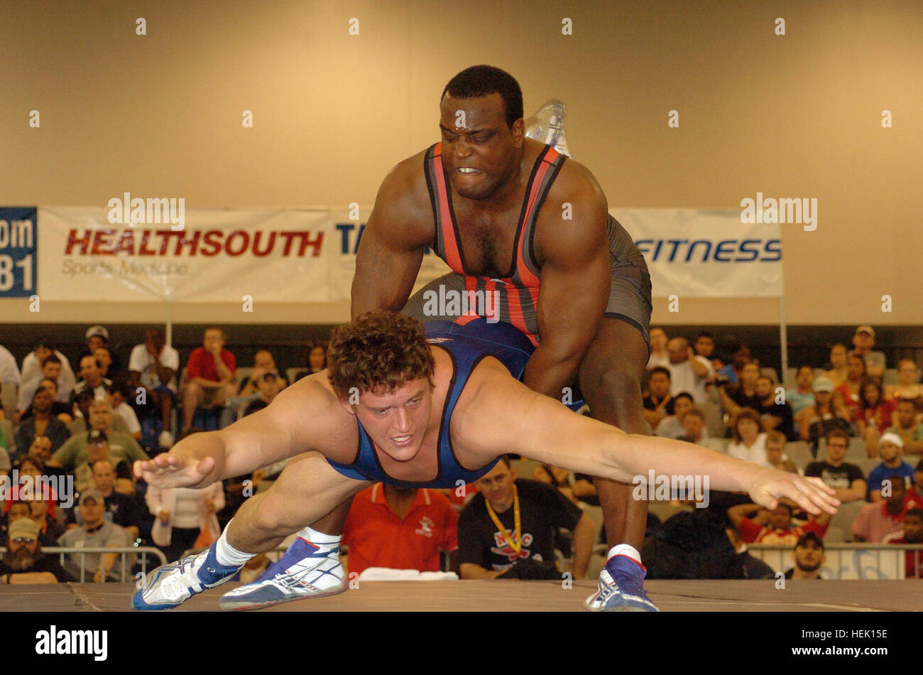 0651-ByersLiftsDavie.jpg: U.S. Esercito atleta di classe mondiale personale programma Sgt. Dremiel Byers ascensori New York Athletic Club di Russ Davie in rotta verso un 3-0, 4-0 aprile 15 in 264.5-pound finale greco-romana del 2006 U.S. Nazionale dei Campionati di wrestling al Las Vegas Convention Center. Byers ha aggiunto un sesto corona nazionale al suo curriculum che include il 2002 super heavyweight campionato del mondo. Foto di Tim, HIPPS USACFSC Affari pubblici OCPA-2006-04-20-150348 Foto Stock