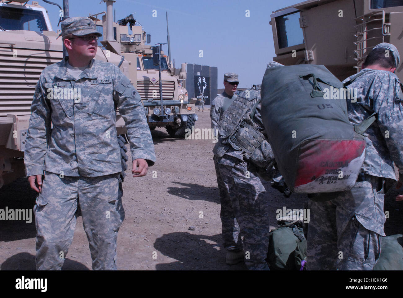 I soldati dalla Task Force Geronimo, 2/108th cavalleria, Louisiana Guardia nazionale, arriva dal Kuwait a Camp sommatore, Marzo 25, 2010. I soldati sono stati addestrati in Kuwait dalla Task Force volontario, 2/162 fanteria, Oregon Guardia Nazionale di soldati. TF Geronimo sarà presa in consegna il convoglio missione di sicurezza in via di completamento da parte di TF volontario. La mano fuori da destra a sinistra 265756 Foto Stock