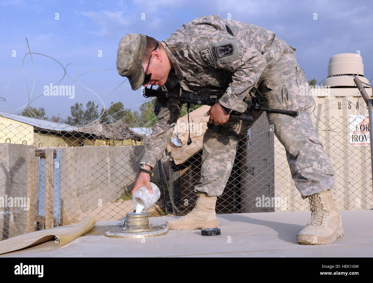 Stati Uniti Esercito Pvt. Joshua M. Kopowitz, di Amston, Connecticut, un medic con sede e Sede Società, 1° Battaglione, 102º Reggimento di Fanteria, Task Force ferro grigio, considera l'acqua a inoltrare una base operativa Mehtar Lam in Afghanistan orientale della provincia di Laghman per germi e batteri, Marzo 26. Kopowitz volontariamente per prendere su questo dazio supplementare ogni mattina, incluso il controllo dei livelli di cloro e il riempimento di serbatoi di acqua se necessario. I soldati in azione a inoltrare una base operativa Mehtar Lam 269199 Foto Stock