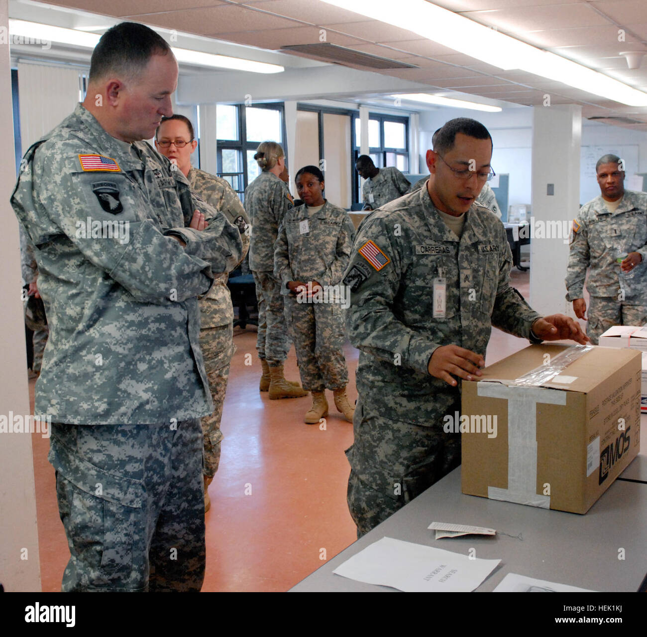 FORT DEVENS, messa. -- Sgt. Daniel Carreras, un sergente postali dal 125th posta militare Team in Fort Bragg, N.C., mutandine Il Mag. Gen. James E. Rogers, Comandante generale del primo teatro supporto comando in base a Fort Bragg, N.C., durante un tour di una simulazione di impianto postale al Silver Scimitar 2010 qui, Marzo 28. Argento Scimitar è un U.S. La riserva di esercito di livello di comando multi-componente di formazione delle risorse umane esercizio progettato per preparare le unità di condurre missioni HR all interno di ogni teatro delle operazioni. "Primo Team' PROVE METL di argento Scimitar, missione essenziale compito elenco formazione riscalda una Foto Stock