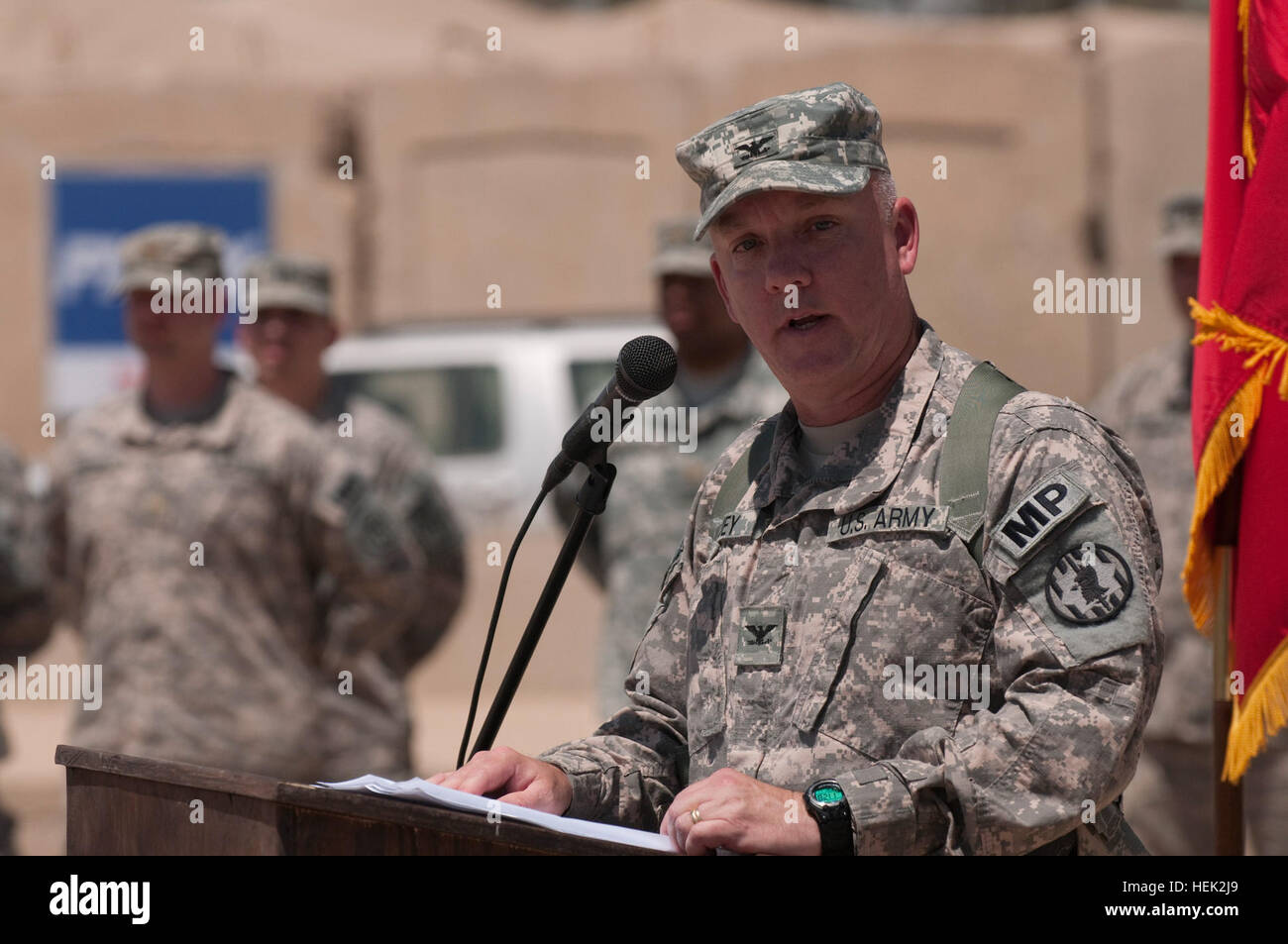 Col. Mack Huey, comandante dell'ottantanovesimo Polizia Militare brigata, parla di unità trasferimento di autorità cerimonia al Camp Cropper, Iraq, 24 aprile. Il 89 MP BDE. avvolto un loro anno in Iraq dal trasferimento di autorità per la quarantanovesima MP Tactical Command Post e il 705th Polizia Militare battaglione. Il 89 è stato incaricato di sorvegliare la chiusura di Camp Bucca nel sett. 2009 e il trasferimento del Taji detentiion facility per il governo dell'Iraq nel marzo 2010. 89MP Brigata finiture tour storico 273837 Foto Stock