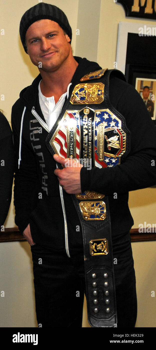 Soldiers and families at Fort Bragg received visits from WWE personnel on December 9, including a youth anti-bullying message and special events for military children. Foto Stock