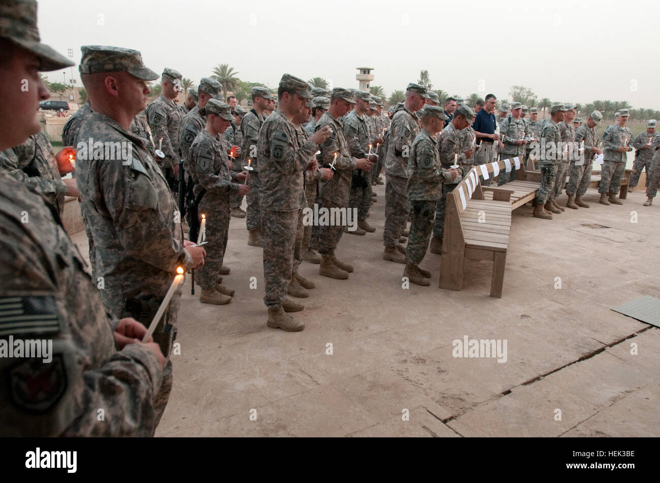 Esercito militare di polizia, Air Force delle forze di sicurezza e polizia civile formatori a raccogliere il Provost Marshall ufficio generali sul lago perduto a Camp vittoria, Iraq, 15 maggio, per onorare la memoria dei deputati e membri delle forze di sicurezza che sono caduti durante le operazioni Iraqi Freedom e Enduring Freedom in 2009. La cerimonia ha segnato la fine della settimana di polizia, che si è svolto dal 9 Maggio al 15 maggio 2010. La polizia militare a Camp vittoria attesa cerimonia commemorativa al fine di polizia nazionale settimana 280311 Foto Stock