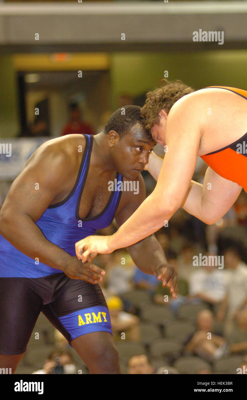 0658-ByersVsDavie.jpg: U.S. Esercito atleta di classe mondiale personale programma Sgt. Dremiel Byers (sinistra) di Fort Carson, Colo., guadagna il suo terzo posto di ormeggio nel Mondo Wrestling campionati con un 264.5-pound Greco-romane vittoria sul New York Athletic Club di Russ Davie durante il 2006 World Team prove per USA Wrestling 27 Maggio a Sioux City, Iowa. Il 2006 Campionati del mondo sono pianificati sett. 26 attraverso il Agosto 2 a Guangzhou, Cina. Byers, un 2002 campione del mondo, anche di competere per il Team USA presso la Pan American Championships giorni 2 e 3 giugno a Rio de Janeiro in Brasile. Foto di Tim, HIPPS USACFSC Affari pubblici Foto Stock